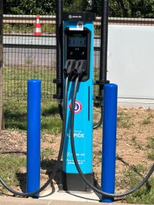 uma estação de abastecimento de hidrogénio com um telemóvel em Campanile Metz Nord - Woippy em Woippy