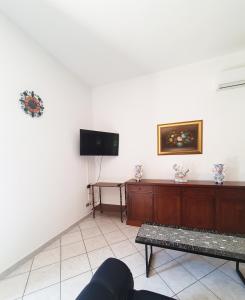 A television and/or entertainment centre at Casa di Vacanza Marina di Davoli