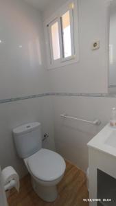 Baño blanco con aseo y lavamanos en Apartamento Agradable1, en Madrid