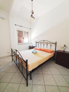 A bed or beds in a room at Casa di Vacanza Marina di Davoli