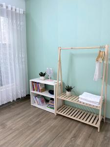 una camera con una libreria e un letto di Green Homestay a Hanoi