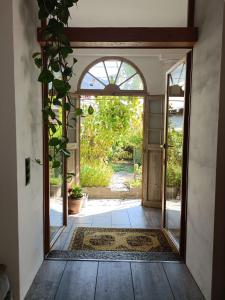 an open door to aoyer with an open door sidx sidx at La Capinera in Muggio