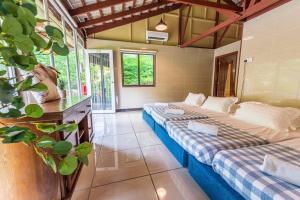 - 2 lits dans une grande chambre avec fenêtres dans l'établissement Bentong Nature Orchard Homestay, à Bentong