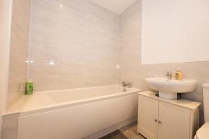 a bathroom with a sink and a tub and a toilet at Good Location Free Parking Contractor Leisure in Atherton