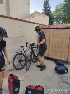 uma mulher está segurando uma bicicleta em frente a um prédio em Holiday Home Sulmare em Isola delle Femmine