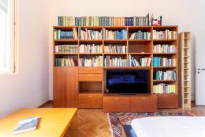 Pokój z półką pełną książek w obiekcie Garibaldi Two Bedrooms w Mediolanie