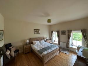 1 dormitorio con 1 cama y suelo de madera en Riverside converted Linen Mill, en Coleraine