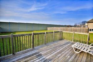 una terrazza in legno con panchina e recinzione di Beautiful Fallsview Home a Niagara Falls