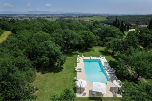 vista aerea su una villa con piscina di Podere Le Pozze a Sinalunga