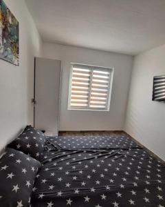 ein Schlafzimmer mit einem schwarzen Bett mit Sternen darauf in der Unterkunft Apartmani KOKI Kladovo in Kladovo