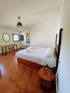 1 dormitorio con 1 cama grande y 1 mesa en El Paller - Apartment with Sea Views and Swimming Pool en Barcelona