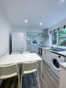 A kitchen or kitchenette at Newly refurbished 3 bed house