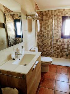 uma casa de banho com um lavatório e um WC em El Paller - Apartment with Sea Views and Swimming Pool em Barcelona