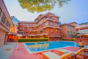 um grande edifício com uma piscina em frente em Pashupati Boutique Hotel & Spa em Kathmandu