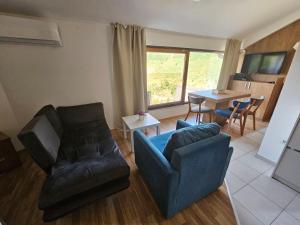 sala de estar con sofá y mesa en Angela Apartment, en Mavrovo