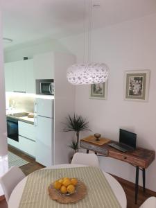 - une cuisine et une salle à manger avec une table et un ordinateur portable dans l'établissement Apartma Thermos, à Krapinske Toplice