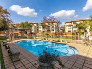 una piscina en un patio con edificios en Sunninghill Spacious Executive Condo, en Sandton