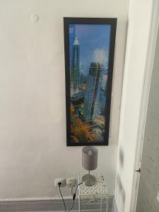 un dipinto su un muro con un tavolo con una lampada di Hostel Sun River ad Almada