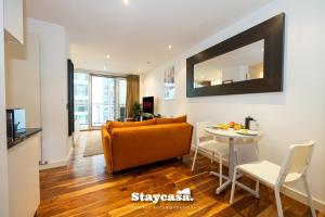 Μια τηλεόραση ή/και κέντρο ψυχαγωγίας στο Sunset Haven Studio With Balcony And Free Parking