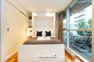 Ένα ή περισσότερα κρεβάτια σε δωμάτιο στο Sunset Haven Studio With Balcony And Free Parking