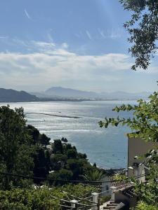 widok na duży zbiornik wody w obiekcie Il Melograno in Costa d'Amalfi - romantic experience w mieście Vietri sul Mare