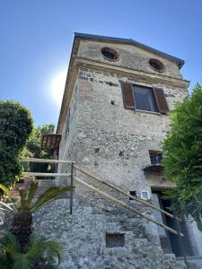 kamienny budynek ze schodami przed nim w obiekcie Il Melograno in Costa d'Amalfi - romantic experience w mieście Vietri sul Mare