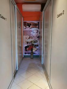 een hal van een lift in een gebouw bij Hotel Diar Yassine in Midoun