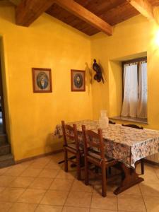 a dining room with a table and chairs at Appartamenti Rio Geandola 