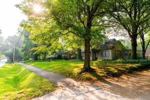 Κήπος έξω από το Beautiful Home in Historic Downtown Norcross
