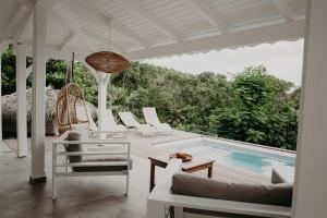 圣安尼尼德克里尔别墅的庭院设有游泳池、椅子和桌子。