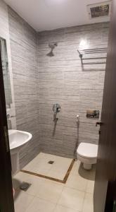 Worth Elite Hotel في مكة المكرمة: حمام مع مرحاض ومغسلة