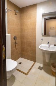 Worth Elite Hotel في مكة المكرمة: حمام مع مرحاض ومغسلة