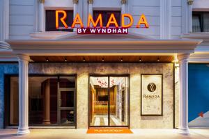 伊斯坦堡的住宿－Ramada by Wyndham Istanbul Umraniye，带有印有雷纳敦拉马达标志的建筑