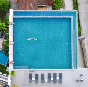 una vista aérea de una gran piscina en Meir Jarr Hotel Patong, en Patong Beach