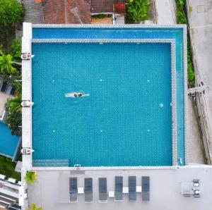 Bazén v ubytování YouDee Hotel Patong - formerly Meir Jarr Hotel Patong nebo v jeho okolí