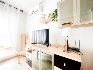 een woonkamer met een televisie op een bureau bij Como pez en el agua in Oropesa del Mar +35 foto's