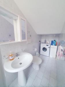 A bathroom at Casa di Vacanza Marina di Davoli