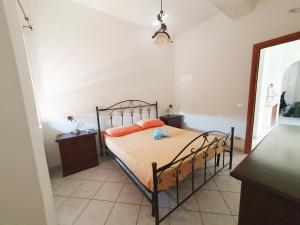 um quarto com uma cama com almofadas laranja em Casa di Vacanza Marina di Davoli em Marina di Davoli