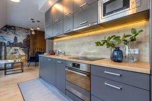 Kuchyňa alebo kuchynka v ubytovaní Apartament 24 AbsyntApart Rynek Wrocław