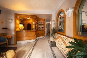 korytarz z salą degustacji wina w budynku w obiekcie Hotel Villa Emma w Madonna di Campiglio