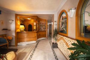 un corridoio con una sala di degustazione di vini in un edificio di Hotel Villa Emma a Madonna di Campiglio