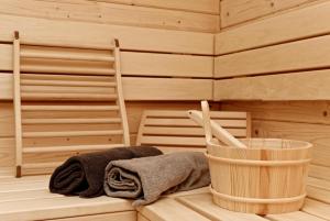 a sauna with two towels and two wooden chairs at Chalet Leithenwald in Zwiesel