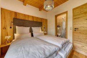 een slaapkamer met een groot wit bed in een kamer bij Chalet Leithenwald in Zwiesel