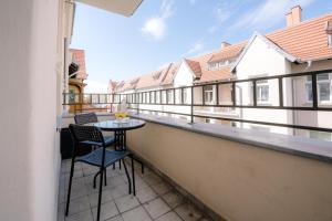 balkon ze stołem i krzesłami na budynku w obiekcie Cosy Balcony Apartment w Grudziądzu +37 zdjęć