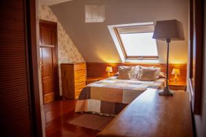 A bed or beds in a room at Ático con vistas al mar Garaje y Wi-Fi