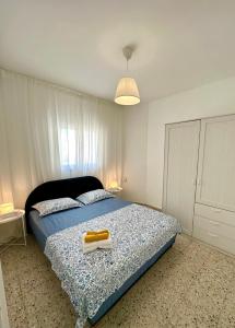 1 dormitorio con 1 cama con 2 toallas en Sea breeze en Bat Yam