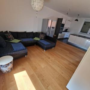ein Wohnzimmer mit einem Sofa und einem Tisch in der Unterkunft Ferienwohnung Ruß in Bad Radkersburg