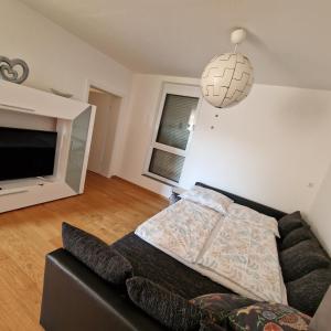 ein Wohnzimmer mit einem Sofa und einem Bett in der Unterkunft Ferienwohnung Ruß in Bad Radkersburg