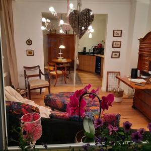 een woonkamer met een bank en een tafel bij Unter der Linde 1 in Bad Salzuflen