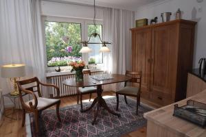 una sala da pranzo con tavolo, sedie e finestra di Unter der Linde 1 a Bad Salzuflen